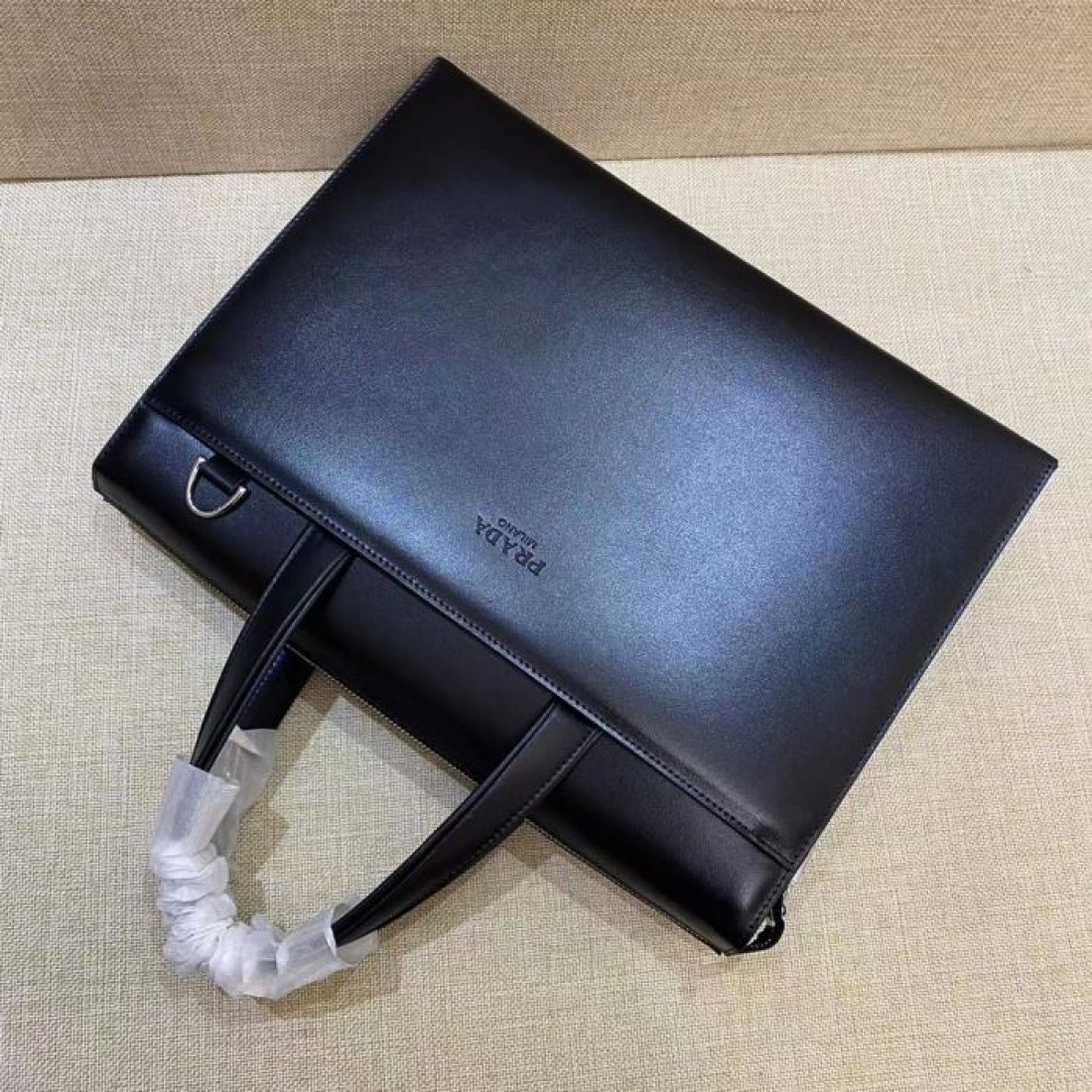 洗練レザー調 スリムデザイン PRADA プラダ コピー ハンドバッグ ブラック ブラウン 通勤出張 オフィススタイル