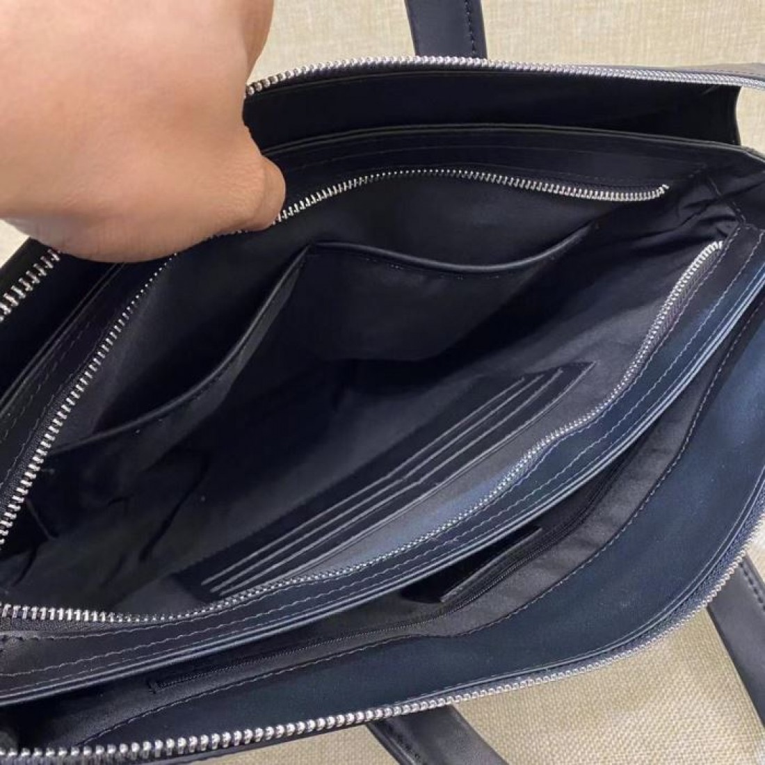 洗練レザー調 スリムデザイン PRADA プラダ コピー ハンドバッグ ブラック ブラウン 通勤出張 オフィススタイル