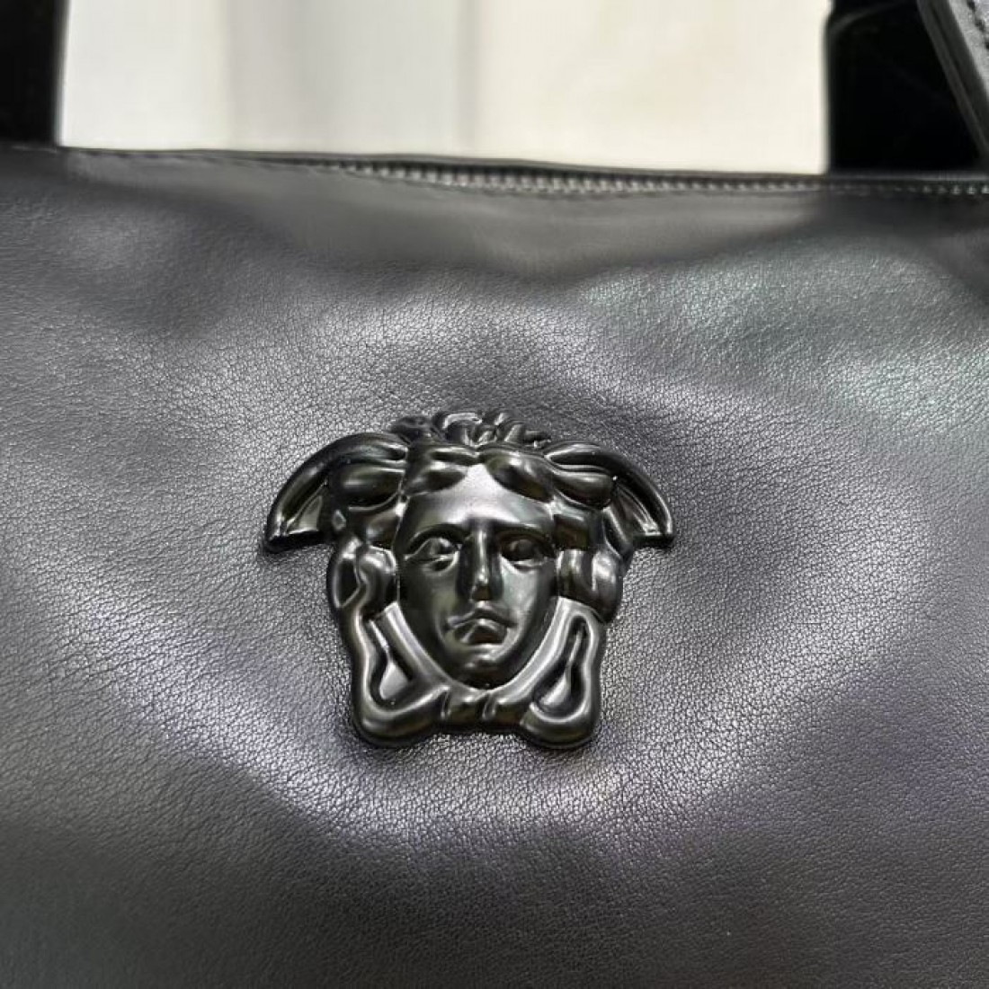 ブラックレザー調 大容量デザイン VERSACE ヴェルサーチ コピー ボストンバッグ メンズ旅行 出張スタイル