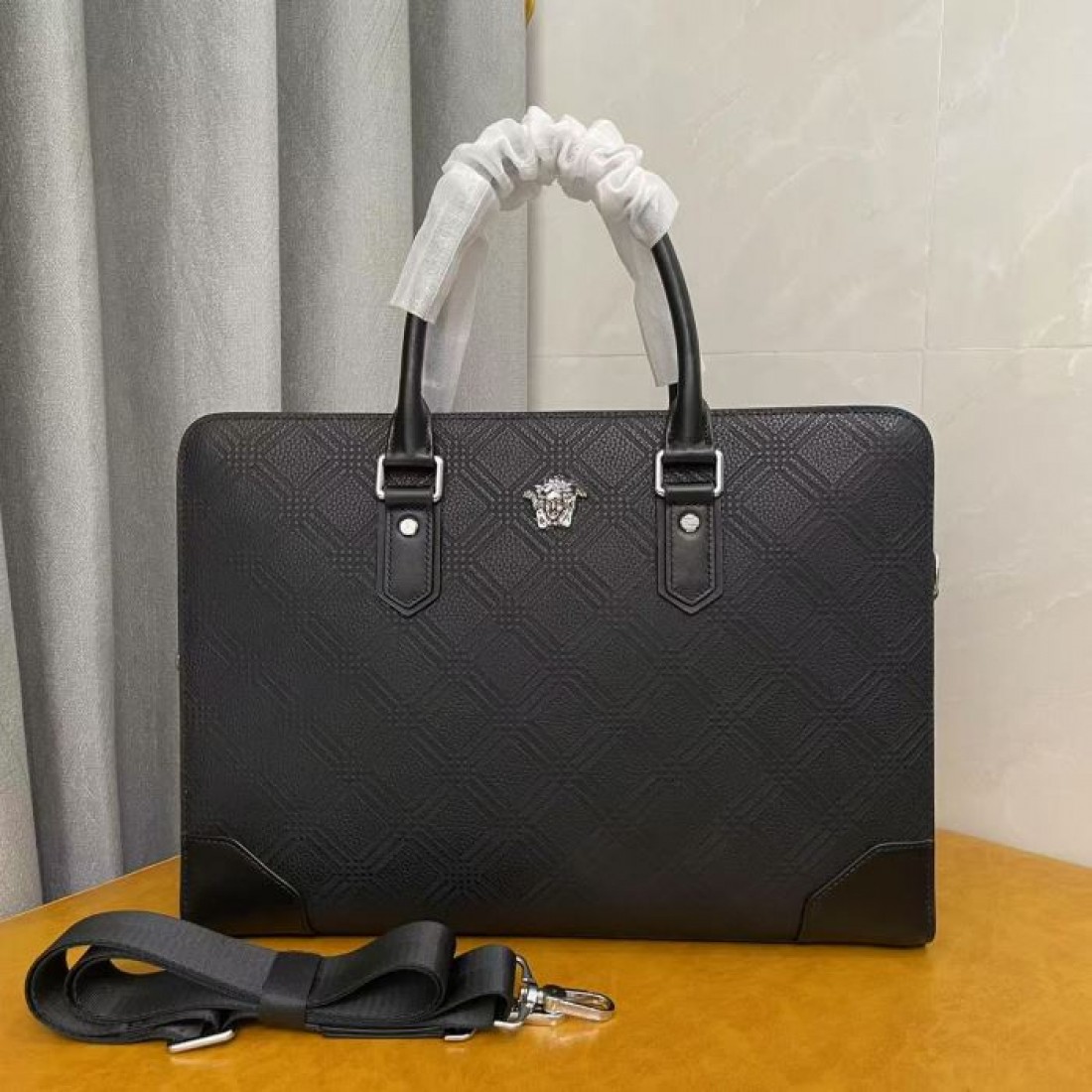 ブラック型押し メタルエンブレム VERSACE...