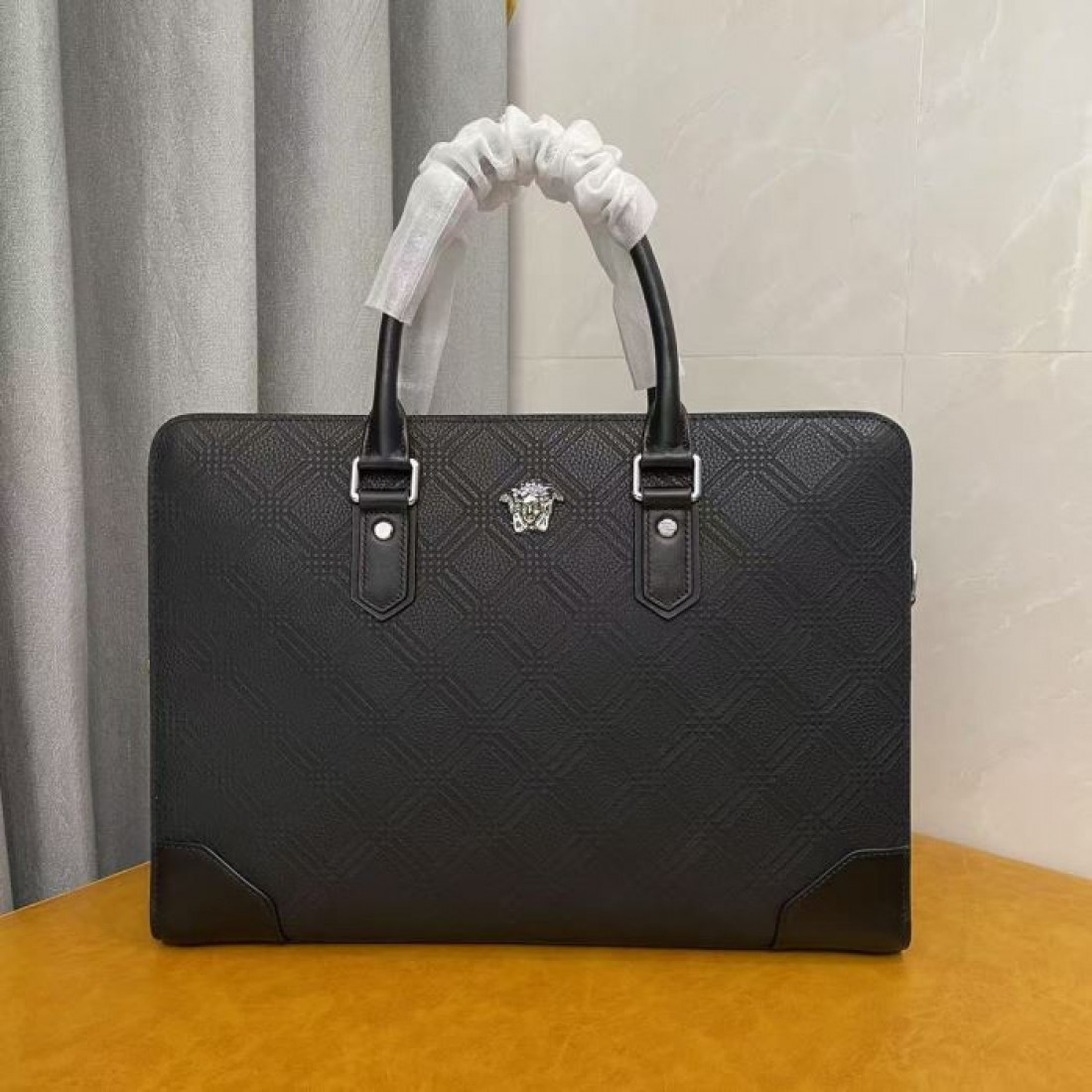ブラック型押し メタルエンブレム VERSACE ヴェルサーチ コピー ビジネスバッグ メンズ通勤 オフィススタイル