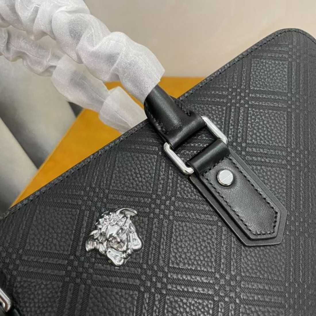 ブラック型押し メタルエンブレム VERSACE ヴェルサーチ コピー ビジネスバッグ メンズ通勤 オフィススタイル