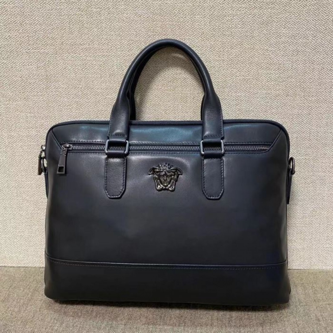上品ブラック メタルエンブレム VERSACE ...