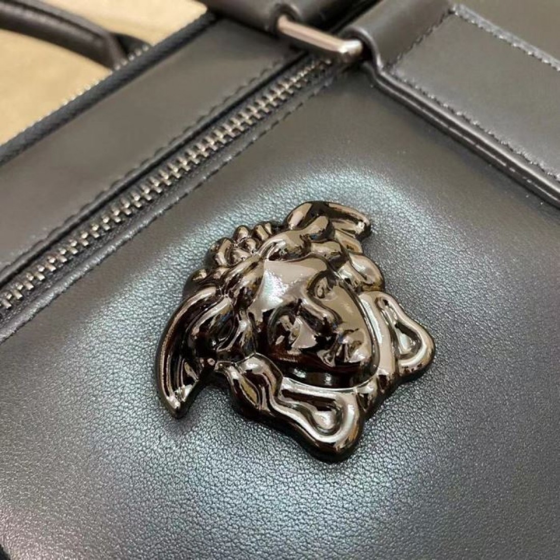 上品ブラック メタルエンブレム VERSACE ヴェルサーチ コピー ビジネスバッグ メンズ通勤スタイル