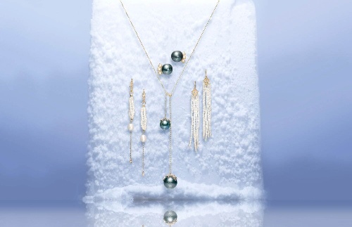 左から)ピアス 20,900円/ K10
チャーム 18,700円/ K10, silver, gold plated silver, gold filled metal and pear
ピアス 27,500円/K10, gold plated silver, and pearl
ネックレス 46,200円/K10, silver, pearl and diamond
ピアス 49,500円/ K10, pearl and diamond