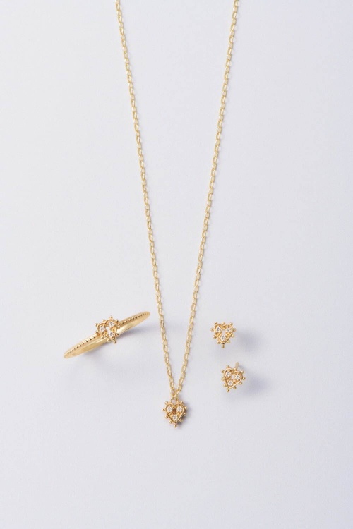 リング 22,000円(K10YG/ダイヤモンド)
ネックレス 23,100円(K10YG/ダイヤモンド)
ピアス 19,800円(K10YG/ダイヤモンド)