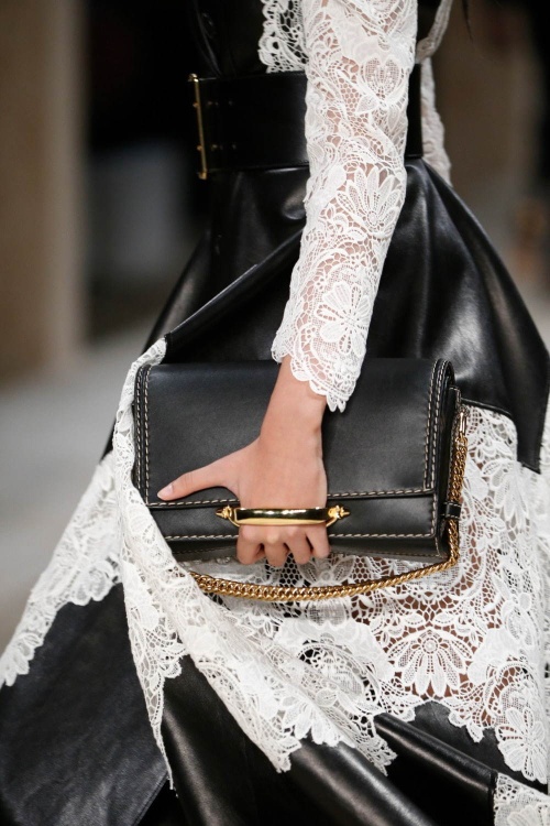 アレキサンダーマックイーン(Alexander McQueen) ストーリーショルダー｜写真1