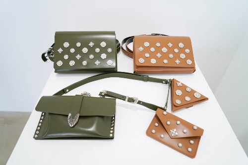 Motif metal belt bag 64,900円
Leather pouch triangle 14,300円
 Leather pouch square 15,400円
Leather chain bag 46,200円