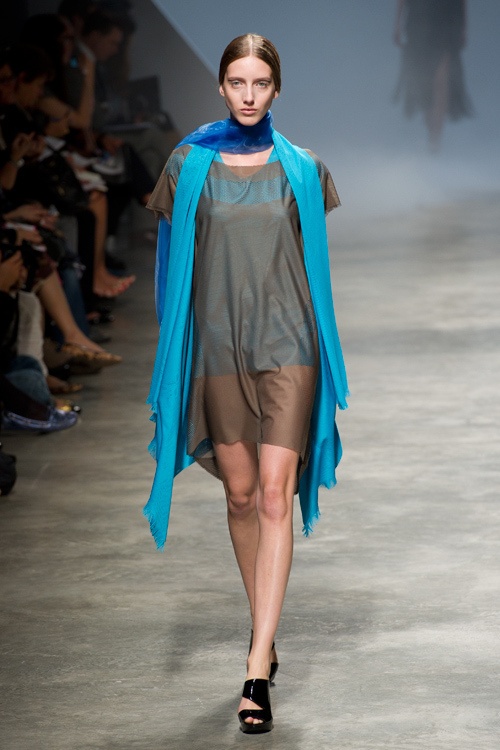 イッセイミヤケが描き出す、服の中に潜む美しいゴーストの世界、2011年春夏コレクション　パリファッションウィーク
