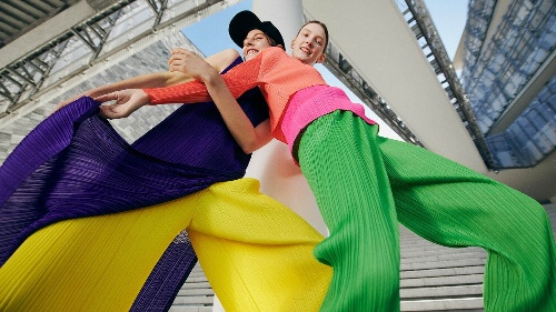 「MONTHLY COLORS : APRIL」
左)ワンピース 38,500円/パンツ 33,000円
右)トップ 16,500円/トップ 27,500円/パンツ 27,500円
