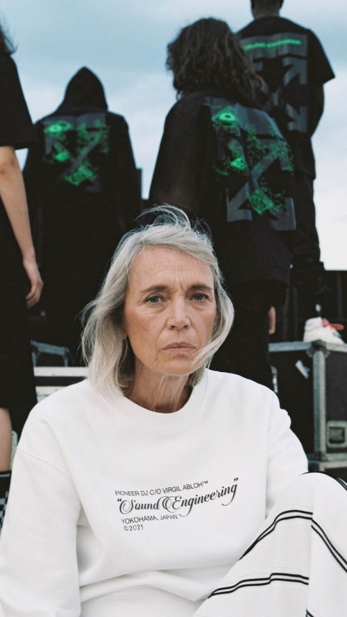 オフ-ホワイト c/o ヴァージル アブロー×パイオニア DJ、ロゴを配したTシャツやフーディーなど｜写真1