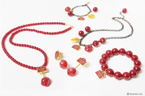 左下から)チェリージャム ネックレス 14,000円＋税
チェリージャム ピアス/イヤリング(ペア) 各16,000円＋税
チェリージャム ブレスレット 10,000円＋税
クロワッサン ウィズ チェリージャム ネックレス 16,500円＋税
クロワッサン ウィズ チェリージャム ブレスレット 14,000円＋税