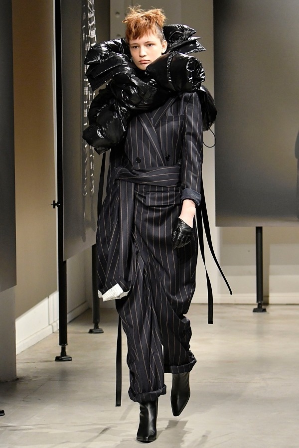ジュンジー 2018-19年秋冬コレクション - 空間と密着による身体との対話｜写真6