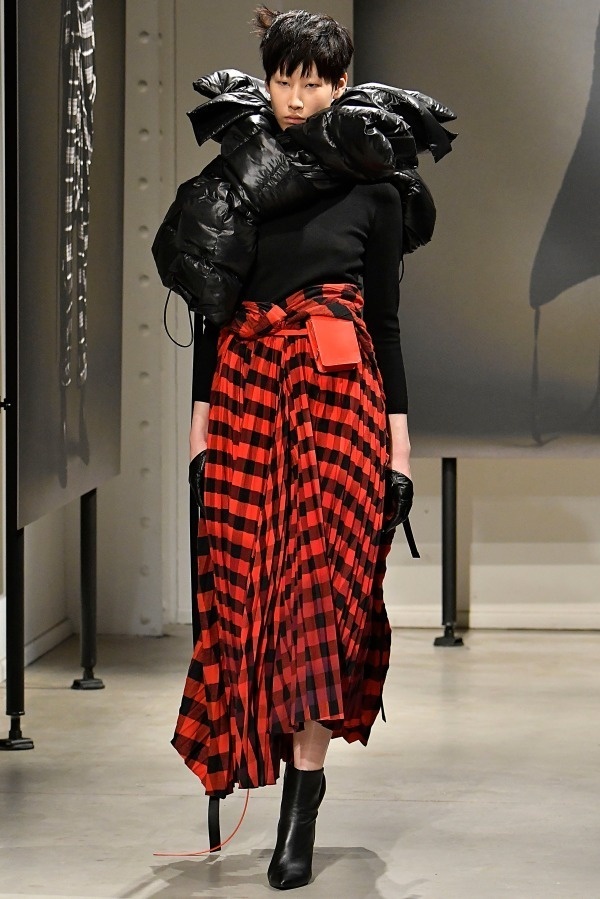 ジュンジー 2018-19年秋冬コレクション - 空間と密着による身体との対話｜写真14