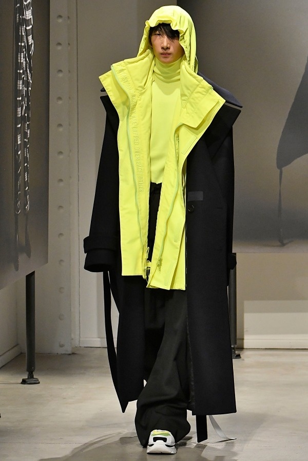 ジュンジー 2018-19年秋冬コレクション - 空間と密着による身体との対話｜写真26