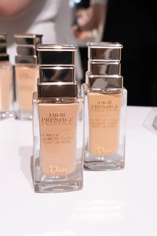 「プレステージ ル フルイド タン ドゥ ローズ」SPF25/PA+++  カブキ ブラシ付 30ml 13,000円＋税