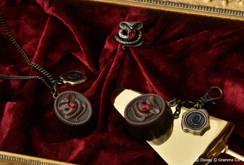 ジャファー/スネークリング 13,000円＋税(13号)
ジャファー/スネークショコラ ネックレス 10,500円＋税/バッグチャーム 9,500円＋税