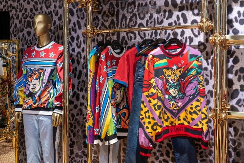 ドルチェ＆ガッバーナのメンズスニーカー＆サンダルをパッチでカスタム、新宿伊勢丹に限定ストア｜写真3