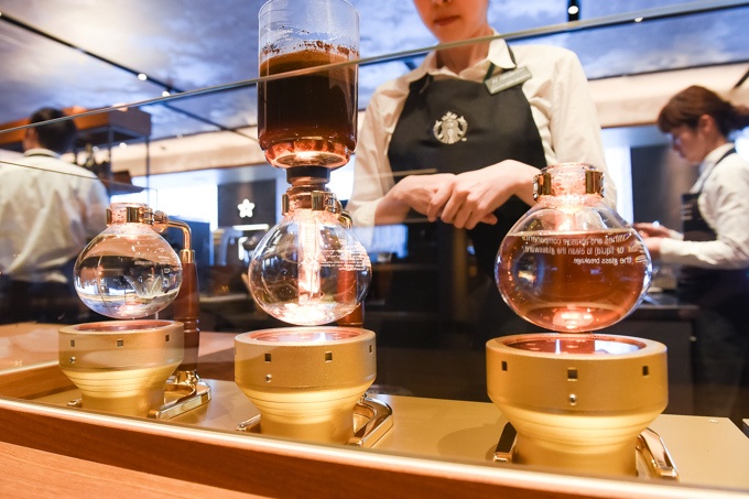 スターバックス(Starbucks), スック(SUQQU), シャネル(CHANEL), ディオール(DIOR), アールエムケー(RMK), シュウ ウエムラ(shu uemura), イヴサンローラン(Yves Saint Laurent) ギンザ シックス｜写真1