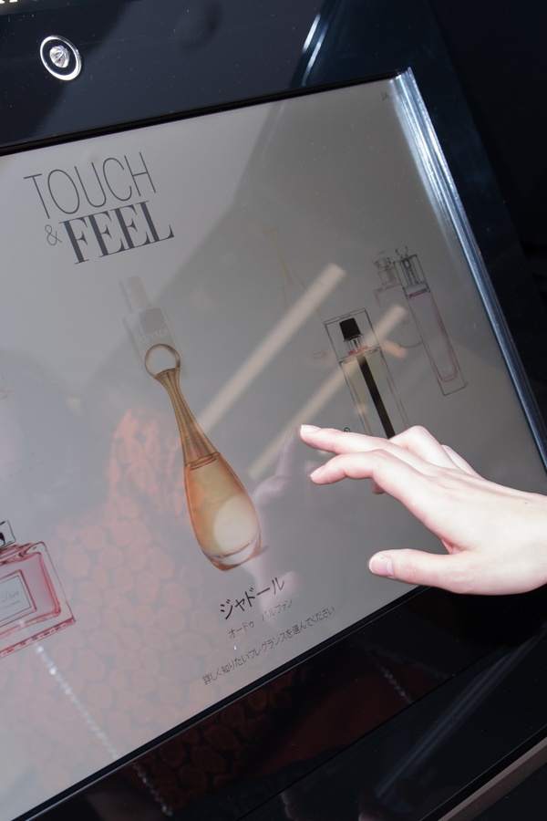 スターバックス(Starbucks), スック(SUQQU), シャネル(CHANEL), ディオール(DIOR), アールエムケー(RMK), シュウ ウエムラ(shu uemura), イヴサンローラン(Yves Saint Laurent) ギンザ シックス｜写真32