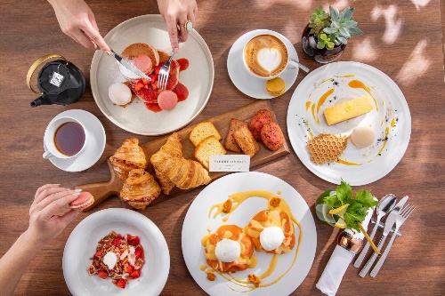 キンプトン新宿東京×ピエールエルメパリのブランチ、ハチミツアイス付きニューヨークチーズケーキなど｜写真1