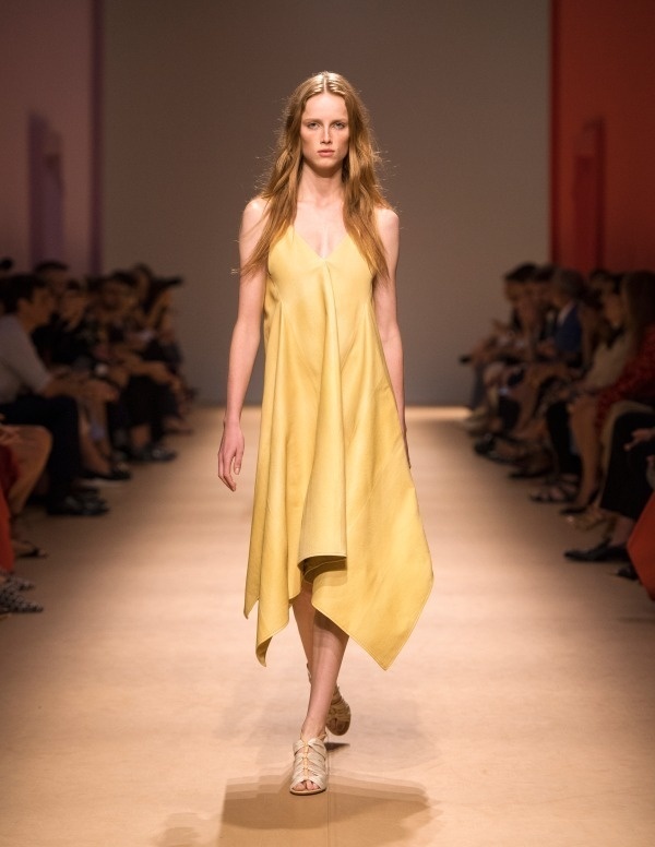サルヴァトーレ フェラガモ 2019年春夏ウィメンズコレクション - ワークウェアをモダンに昇華｜写真37