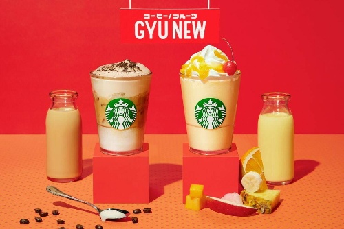 右から)ふわふわ ムース コーヒー GYU‐NEW
＜持ち帰りの場合＞Short 501円、Tall 540円、Grande 579円、Venti 618円
＜店内利用の場合＞Short 510円、Tall 550円、Grande 590円、Venti 630円
フルーツGYU‐NEW フラペチーノ
＜持ち帰りの場合＞Tall 638円 ＜店内利用の場合＞Tall 650円