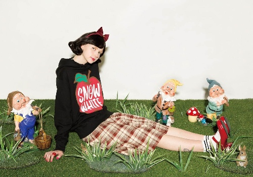 SNOW WHITE パーカー 11,000円
Classic キルトスカート 23,100円
SNOW WHITE カチューシャ 5,720円