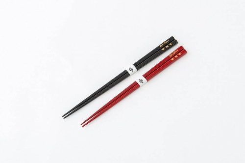 CAFÉ KITSUNÉ×AKOMEYA TOKYO　越前漆塗り箸 赤/黒 各2,300円＋税
※12月8日(火)発売
