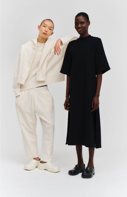 左) IDLE FLEECEBACK SWEATSHIRT 24,200円、MAUN FLEECEBACK HOODIE 26,400円、RYTON FLEECEBACK JOGGER 24,200円
右) MEDEN FLEECEBACK HALF SLEEVE DRESS 37,400円