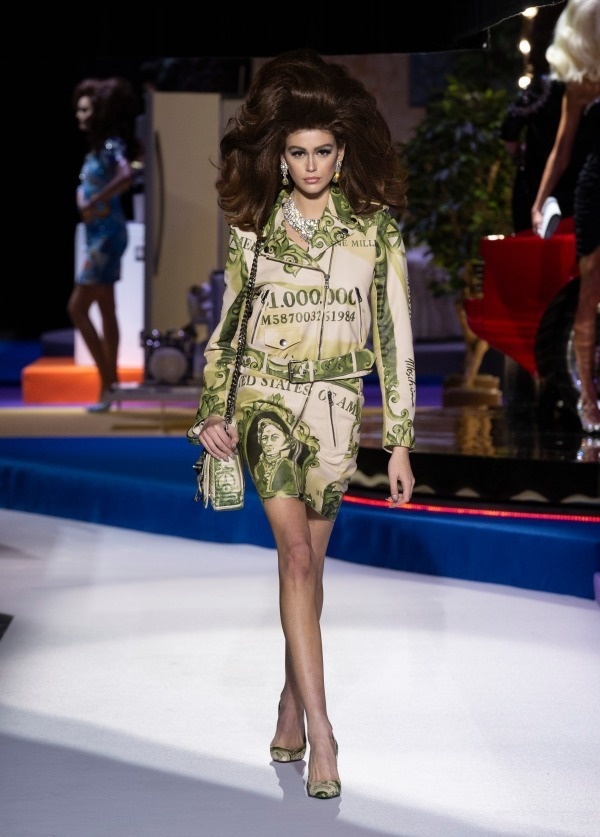 モスキーノ 2019-20年秋冬ウィメンズコレクション - 明日にはカジノで一攫千金！｜写真1