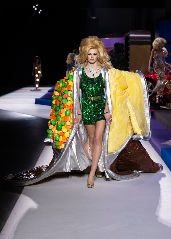 モスキーノ 2019-20年秋冬ウィメンズコレクション - 明日にはカジノで一攫千金！｜写真52