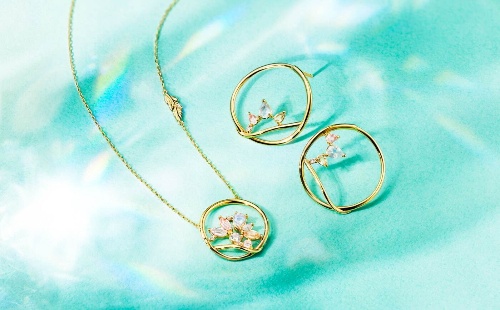 左から)
SV(K18YGc) Necklace/Feldspar/Topaz/Quartz(Rose) /Quartz(Lemon)/Diamond 26,400円(税込)
SV(K18YGc) Pierce/Feldspar/Quartz(Rose) /Quartz(Lemon)/Diamond 24,200円(税込)
K10YG Necklace/Diamond/Topaz/Feldspar/Quartz(Rose) /Quartz(Lemon) 35,200円(税込)