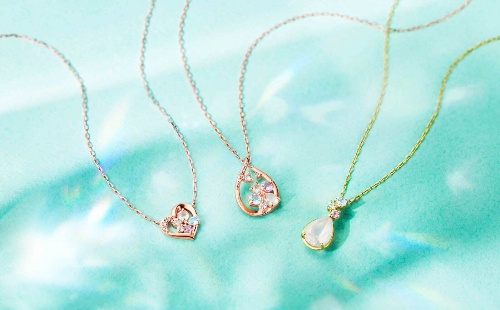 左から)
K10PG Necklace/Moonstone/Amethyst/Topaz 28,200円(税込)
K10PG Necklace/Moonstone/Amethyst/Topaz/Diamond 39,300円(税込)
K18YG Necklace/Moonstone/Amethyst/Topaz ¥50,600円(税込)