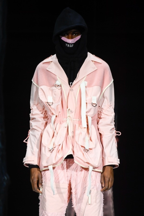 ヨシオクボ 2019年秋冬コレクション、洋服に“没頭する”魅力的な香りを考えて｜写真2