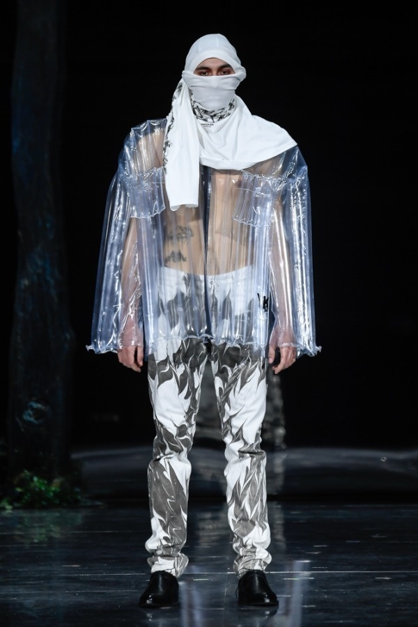 ヨシオクボ 2019年秋冬コレクション、洋服に“没頭する”魅力的な香りを考えて｜写真19