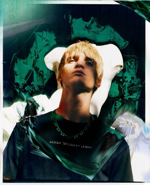 Tシャツ 82,000円＋税、ネックレス 参考商品
Photographer – Jean-Vincent Simonet
Models – Jeremiah Berko @ New Madison / Fabian Mellberg @Bananas Models