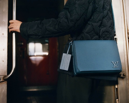 バッグ 310,200円 ※予定価格
Louis Vuitton Aerogram © Louis Vuitton – All rights reserved