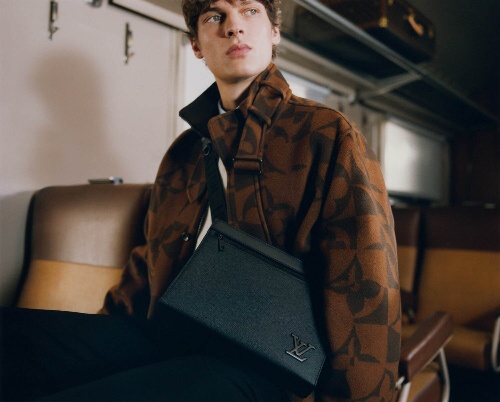 バッグ 293,700円 ※予定価格
Louis Vuitton Aerogram © Louis Vuitton – All rights reserved