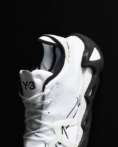 Y-3新作スニーカー、内側が見える変形ソール×山本耀司シグニチャーの刺繍入りアッパー｜写真6