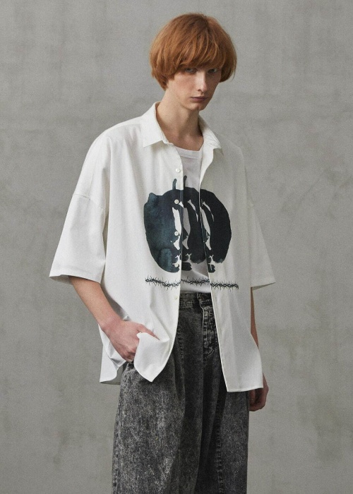 “ABSTRACT APPLE”ビッグTシャツ 14,850円
“ABSTRACT APPLE”シャツ 28,600円