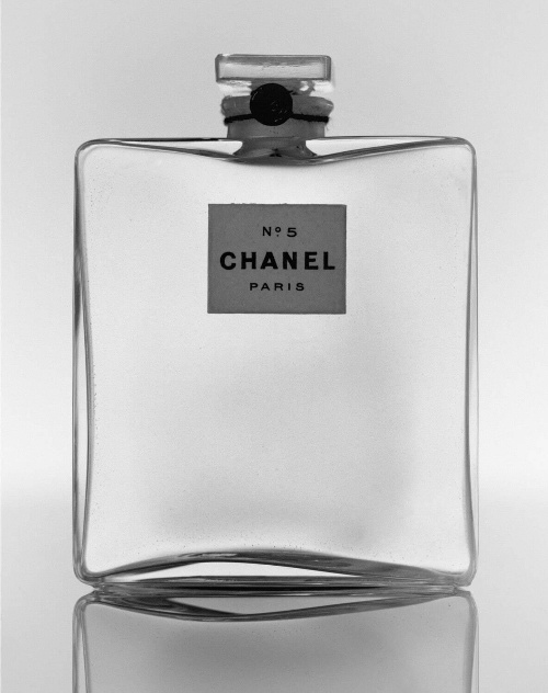 ガブリエルシャネル　香水「シャネル N°5」
1921年　ガラス、木綿糸、封蝋、紙　パリ、パトリモアンヌシャネル
©Julien T. Hamon