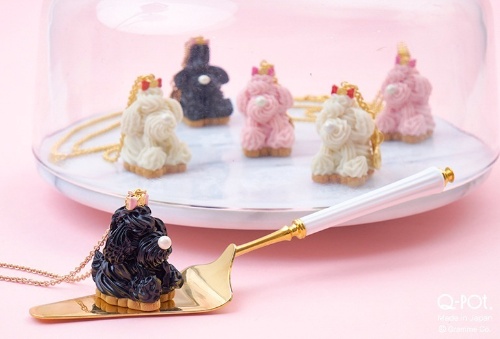 プードル ケーキ ネックレス 各12,100円、バッグチャーム 各9,900円