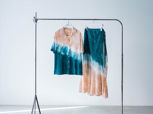 Tie dye shirt 52,800円、Tie dye skirt 70,400円