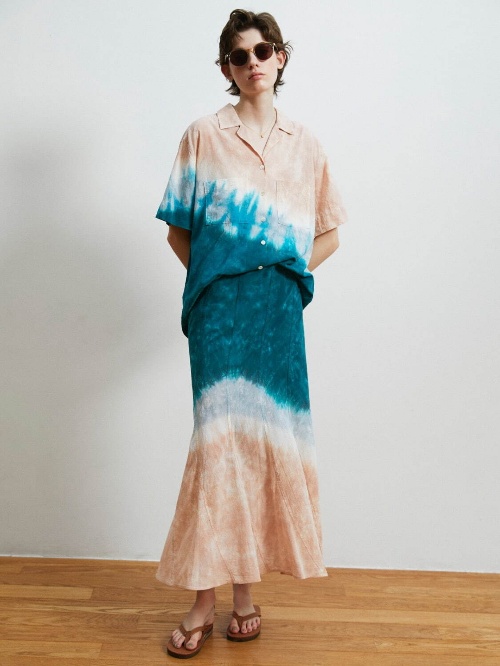 Tie dye shirt 52,800円、Tie dye skirt 70,400円